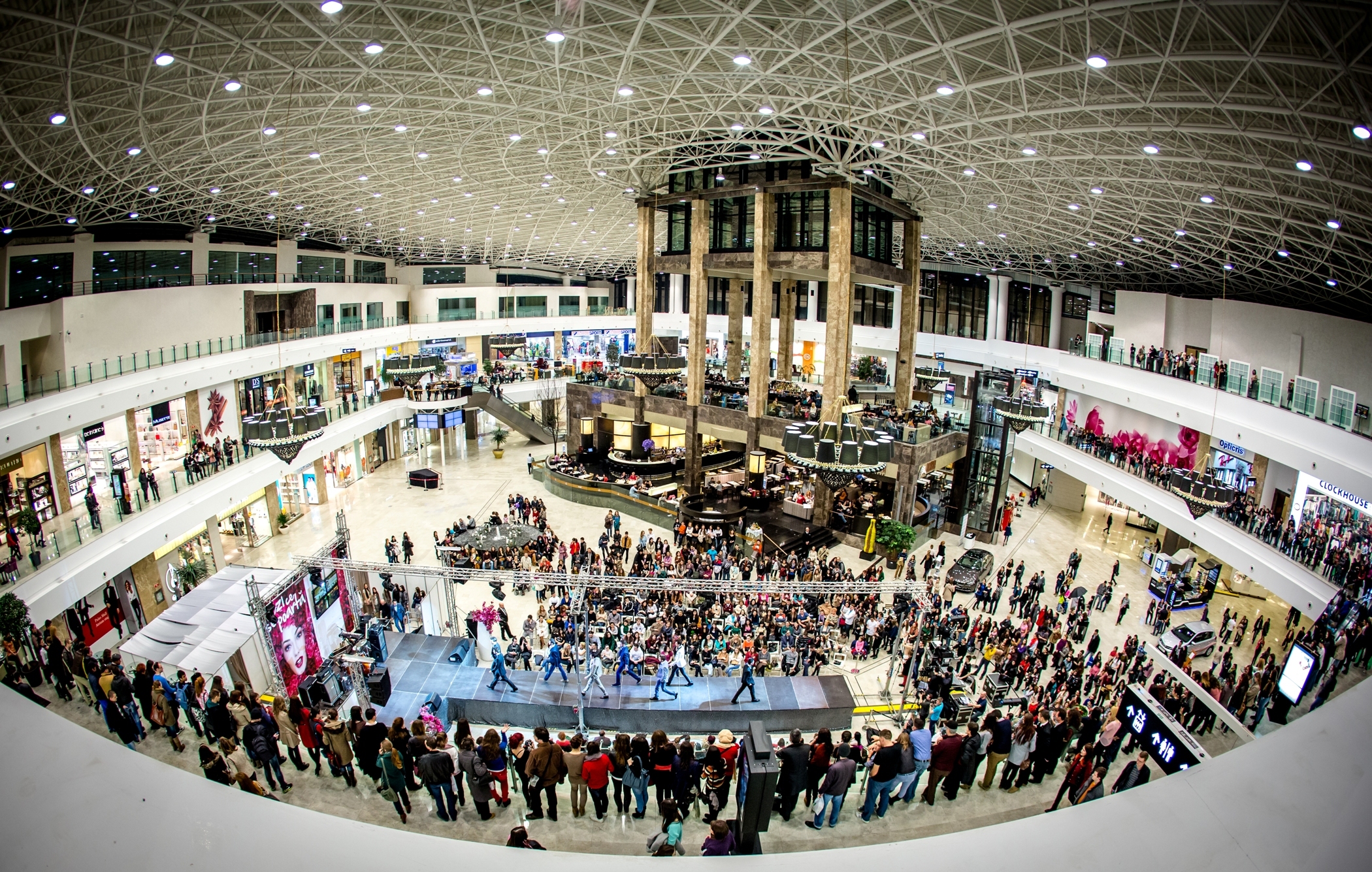 Cine sunt managerii care conduc cele mai mari mall-uri din România, în care intră zilnic 400.000 de oameni