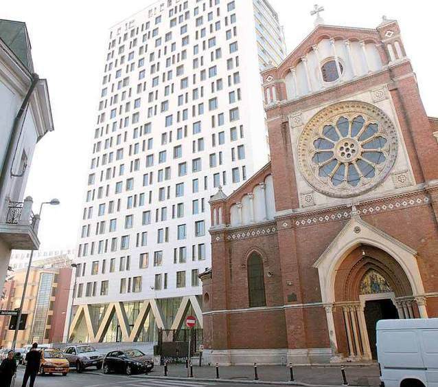 Papalekas iese la război cu arhiepiscopul Robu pentru a salva turnul Cathedral Plaza