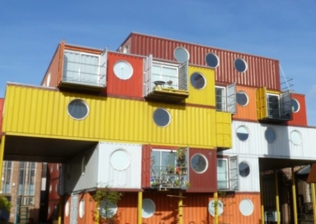 O firmă din Bulgaria construieşte în Bucureşti un bloc de 100 de locuinţe din containere maritime