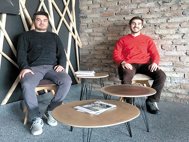 Doi fraţi din judeţul Mureş speră la afaceri de 450.000 euro din producţia de mese