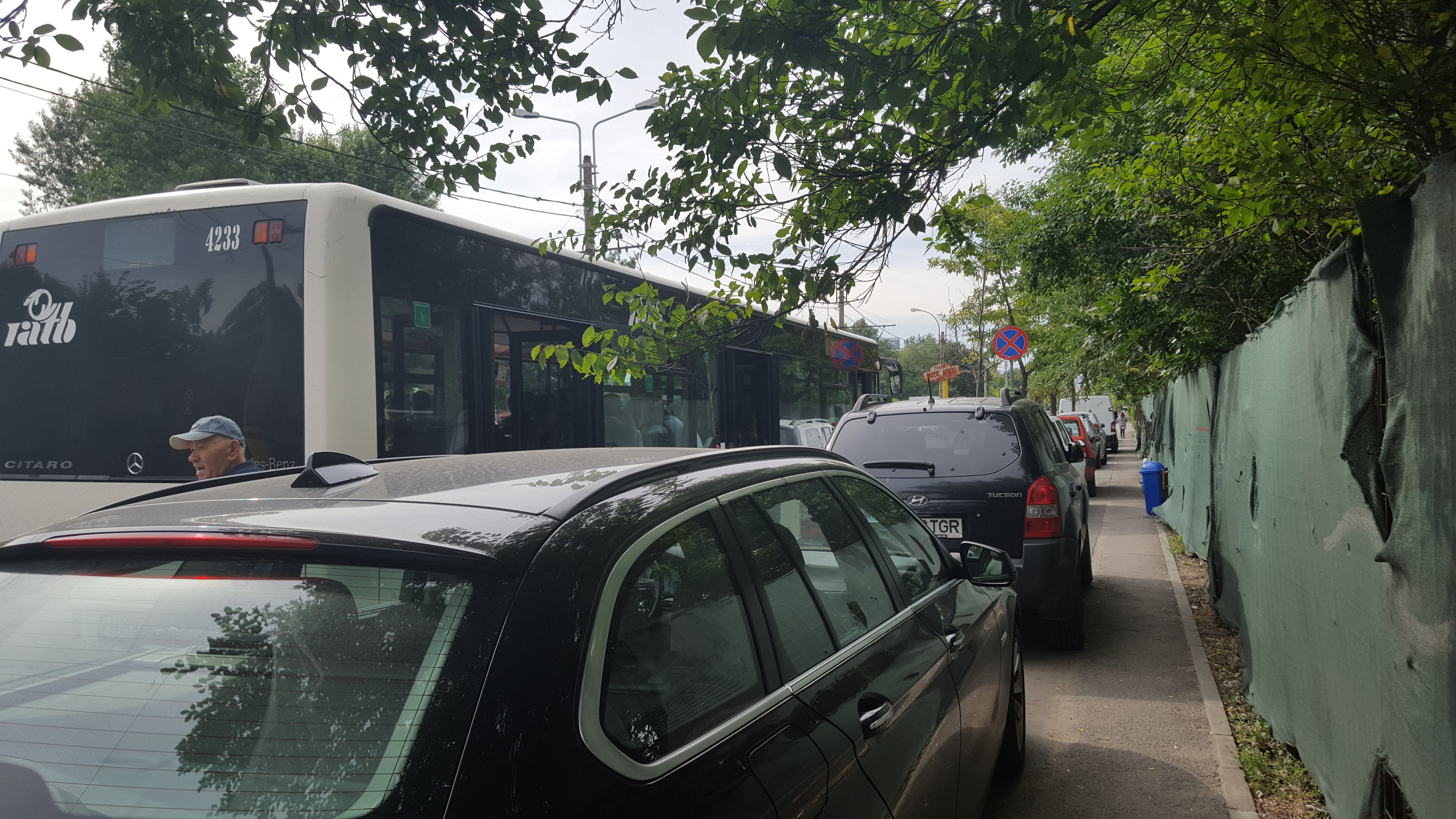 Noile autobuze din Bucureşti vor avea culoarea turcoaz. În cele de acum plouă, aerul condiţionat lipseşte, iar călătorii le aşteaptă printre maşinile parcate pe trotuar