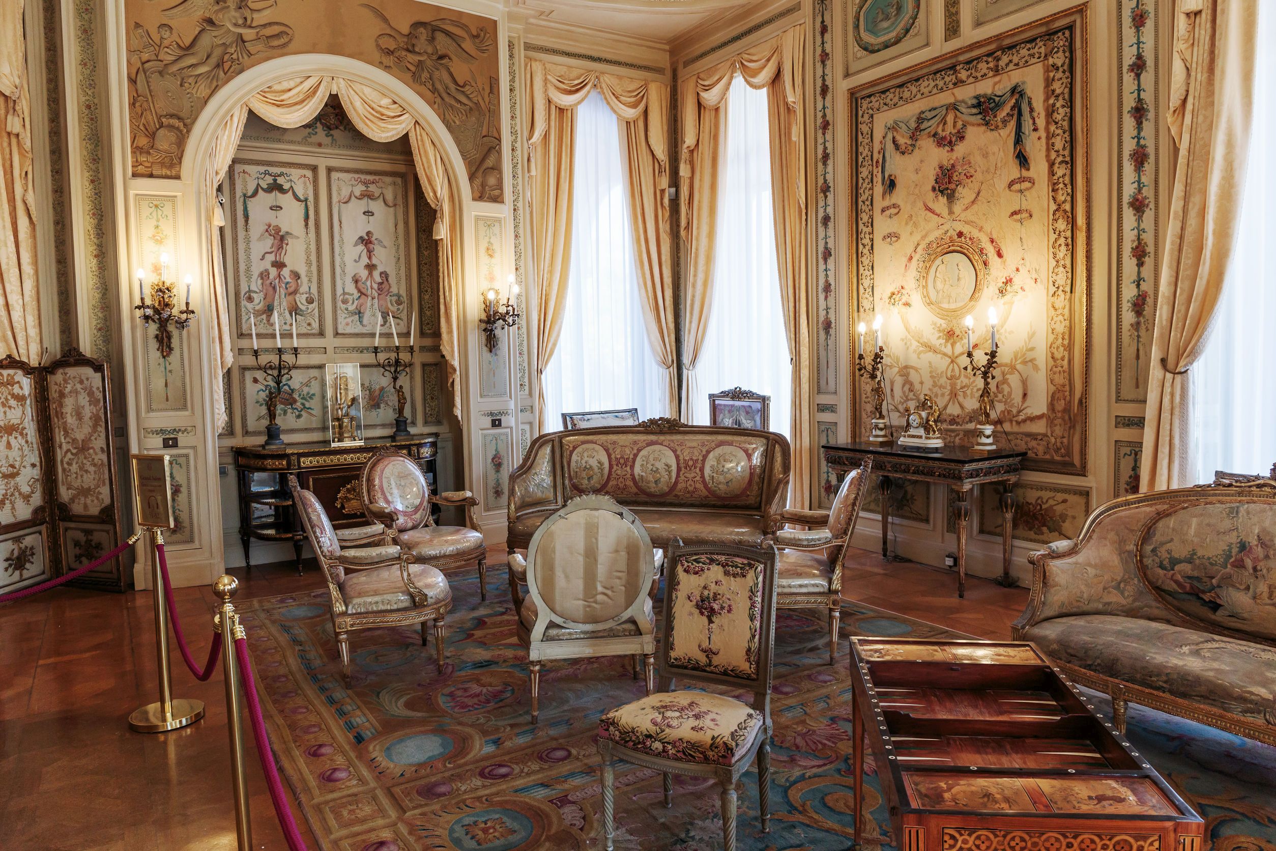 ”Cea mai scumpă casă din lume” s-a vândut la discount de 43%. Celebra Villa Les Cedres de pe Riviera Franceză, deţinută de gigantul italian Campari, a fost vândută unui cumpărător anonim pentru 200 mil. euro, faţă de preţul de listă de 350 mil. euro 