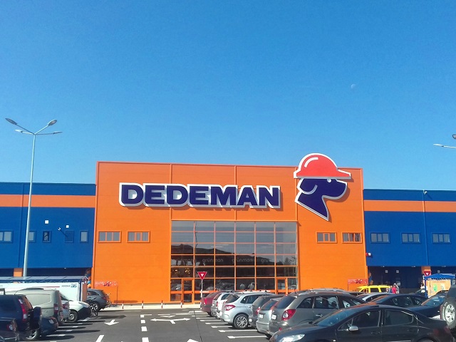 Dedeman investeşte 4 mil. euro pentru a monta centrale electrice fotovoltaice pe acoperişurile magazinelor proprii.  „Am făcut această investiţie cu gândul la viitor“.