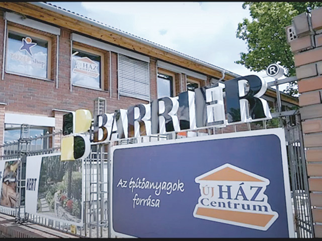  Adrian Gârmacea a deschis un showroom cu ferestre Barrier în Ungaria, la Debrecen. „Urmează Curtea de Argeş, la începutul lui august“. Investiţia partenerului care a deschis această franciză a fost de 18.000 de euro, iar cea iniţială făcută de Barrier a fost de 50.000 de euro