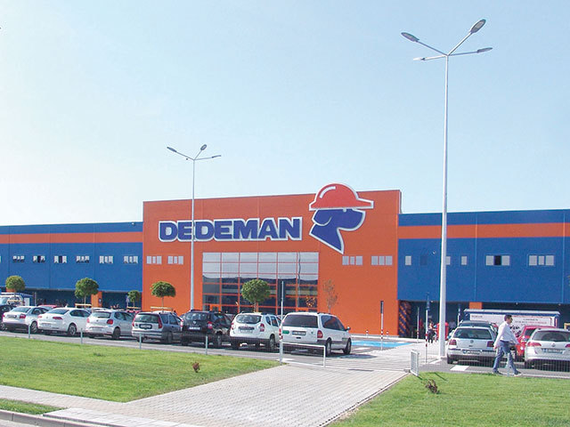 Dedeman ajunge la 57 de magazine şi încheie 2021 cu peste 12.000 de angajaţi