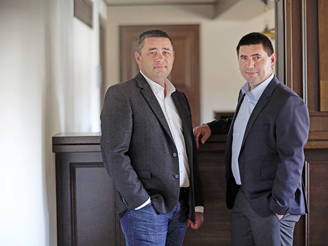 Antreprenori locali. Elis Pavaje a terminat construcţia unei fabrici de 20 mil. euro la Arad