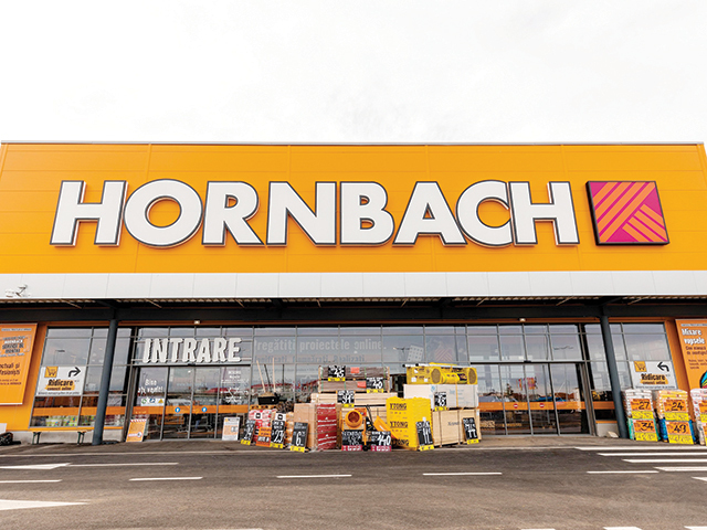 Hornbach, retailer de bricolaj: Urmează să demarăm construcţia celui de-al zecelea magazin din România. „În prezent, Hornbach are peste 1.100 de angajaţi – cumulat în magazine şi în zona administrativă. Ne confruntăm şi noi cu greutăţi în recrutarea angajaţilor potriviţi.“