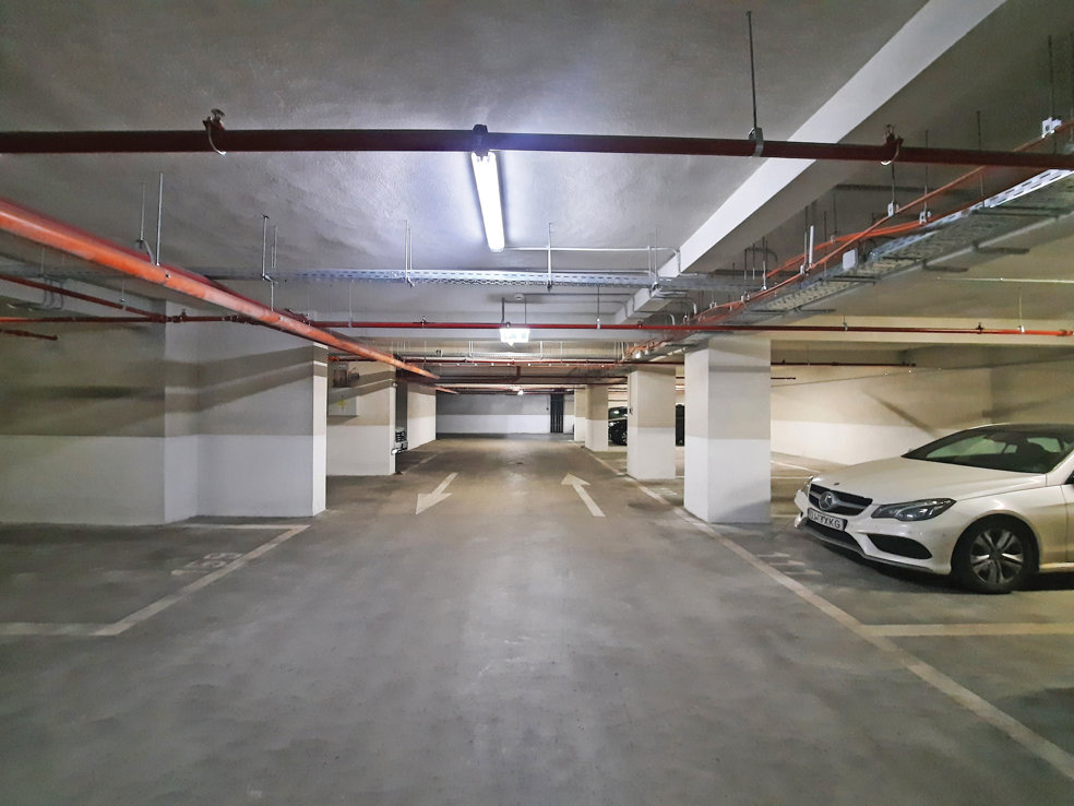 ANALIZĂ ZF Cum să locuieşti mai bine. Scumpirea locurilor de parcare în spaţii publice în Bucureşti a crescut cererea de închiriere în cadrul parcărilor din ansamblurile rezidenţiale. „Aş vrea să cumpăr, dar costă prea mult“. În cele mai scumpe proiecte ale One United Properties, un loc de parcare poate ajunge şi la 59.000 de euro.