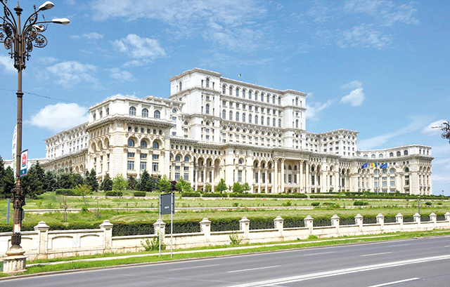 Pagina verde. Ce discută Consiliul General al Municipiului Bucureşti: Gardul de la Palatul Parlamentului ar putea fi dărâmat, iar Dealul Arsenalului ar căpăta o nouă faţă într-un proiect de regenerare urbană. „Gardul se citeşte ca o barieră la nivelul ora