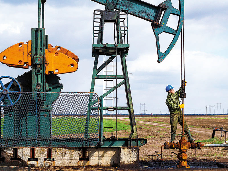 Agenţia Internaţională de Energie: Ieftinirea petrolului ar putea continua în 2015