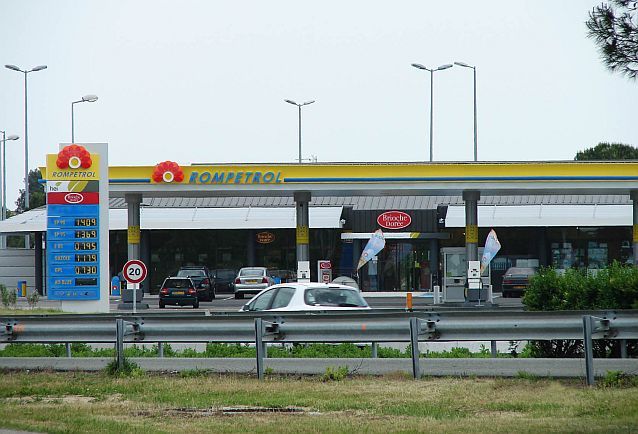 Rompetrol vinde 51% din distribuitorul de carburanţi Dyneff din Franţa, cu afaceri de peste 2 mld. euro, către o companie din China
