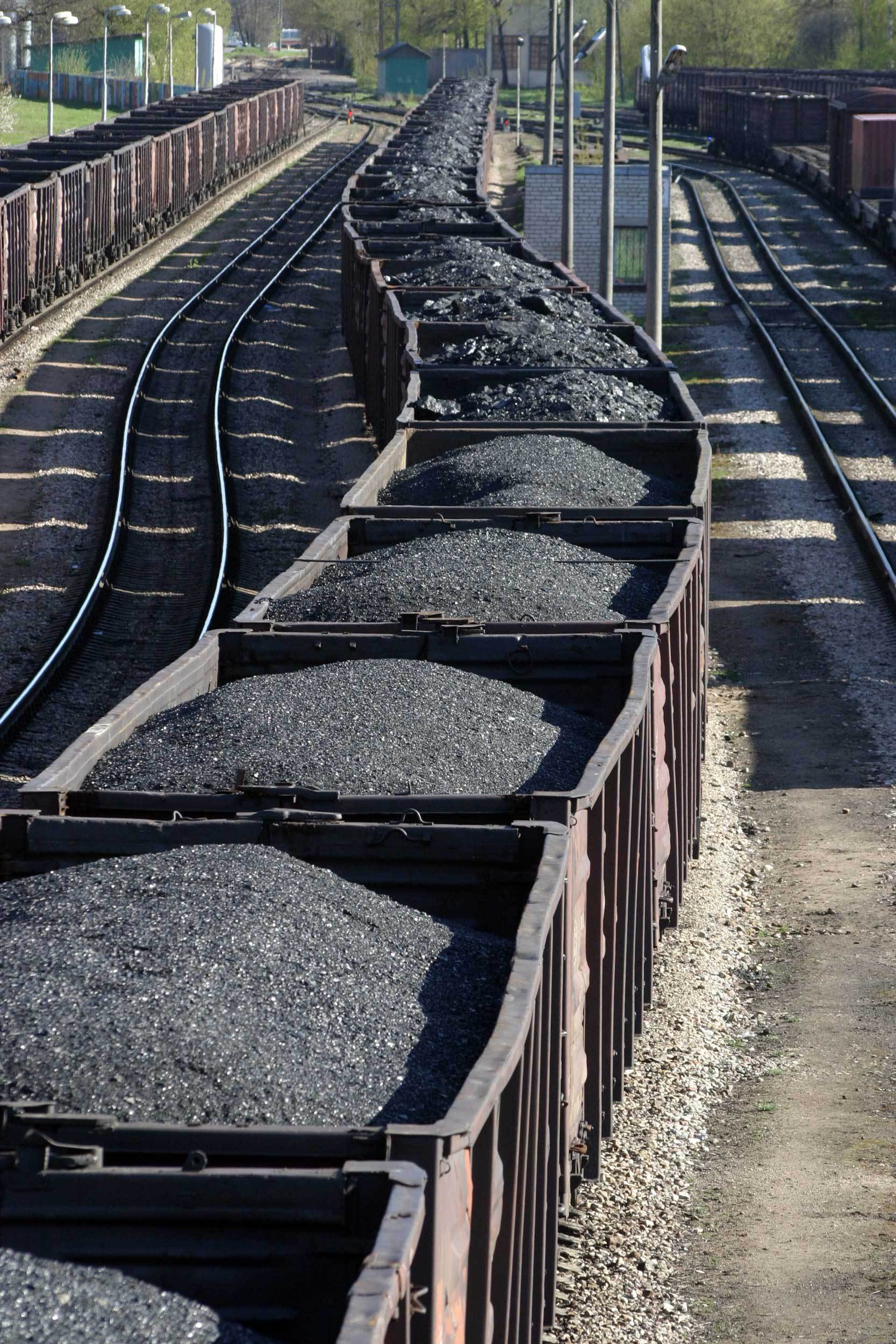 Cărbunele sfidează „moartea” şi devine una dintre cele mai „fierbinţi“ materii prime