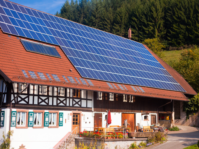 Apare o nouă specie de jucător în piaţa energiei: Panoul solar montat pe casă este automat integrat în reţea, energia este cumpărată la preţul zilei şi este scutită de taxe