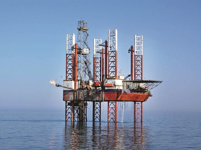Legea Offshore, care decide soarta gazului de 200 mld. euro din Marea Neagră, a trecut de Parlament, urmează biroul lui Iohannis. Producătorii nu sunt obligaţi să vândă gazul aici, dar statul are drept de preemţiune asupra volumelor