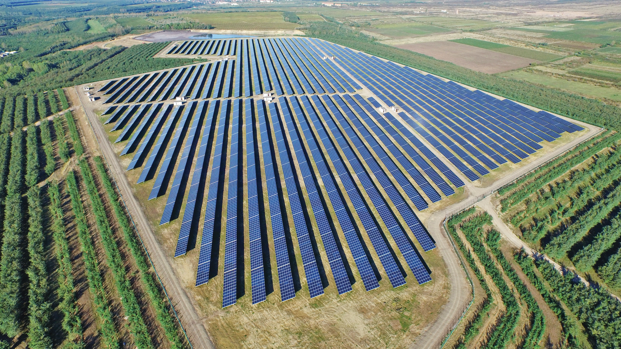 OMV Petrom intră cu CE Oltenia în cel mai fierbinte sector energetic, cu solare de 400 mil. euro. Doar în 2022 s-au avizat proiecte de peste 2 mld. euro. În rest, nu mişcă nimic