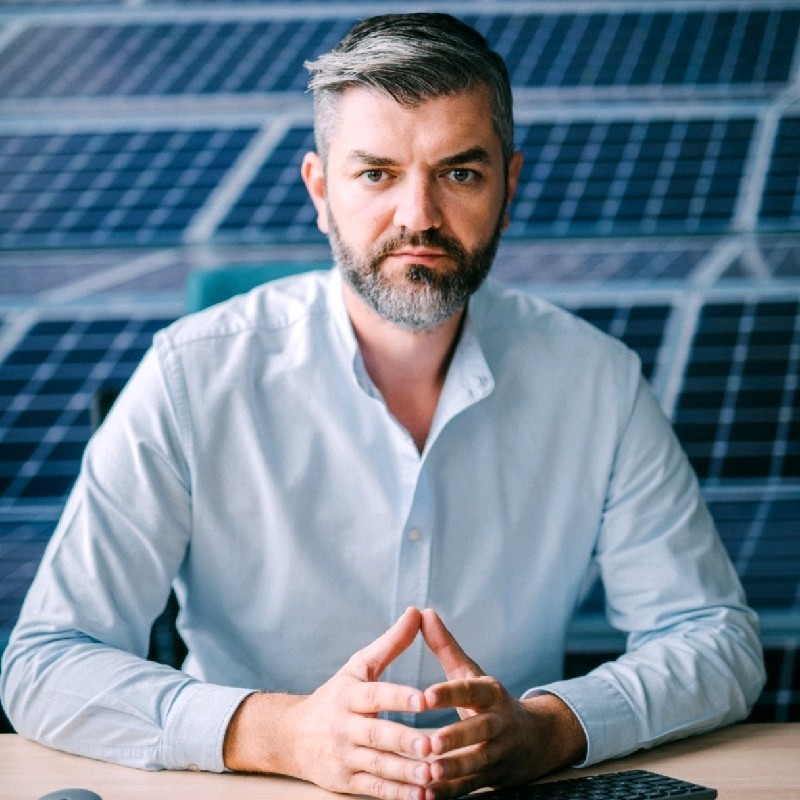 Mirel Jarnea, fost director în cadrul Enel X, a fost recrutat ca Business Development Manager de producătorul chinez de panouri solare LONGi Solar, pentru regiunea Europa de Sud şi Est
