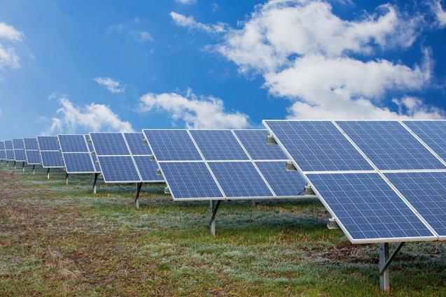 Reguli noi în investiţiile din energie: autorizarea proiectelor solare în mai puţin de 9 luni şi fără avize la proiectele mai mici de 50 kW