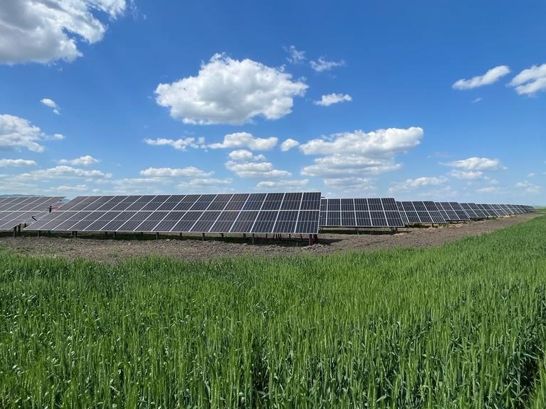 E.ON  a construit trei centrale fotovoltaice pentru grupul AgranoLand din Vrancea, o investiţie de peste 1 mil. euro. Puterea instalată generează o independenţă energetică de 35%