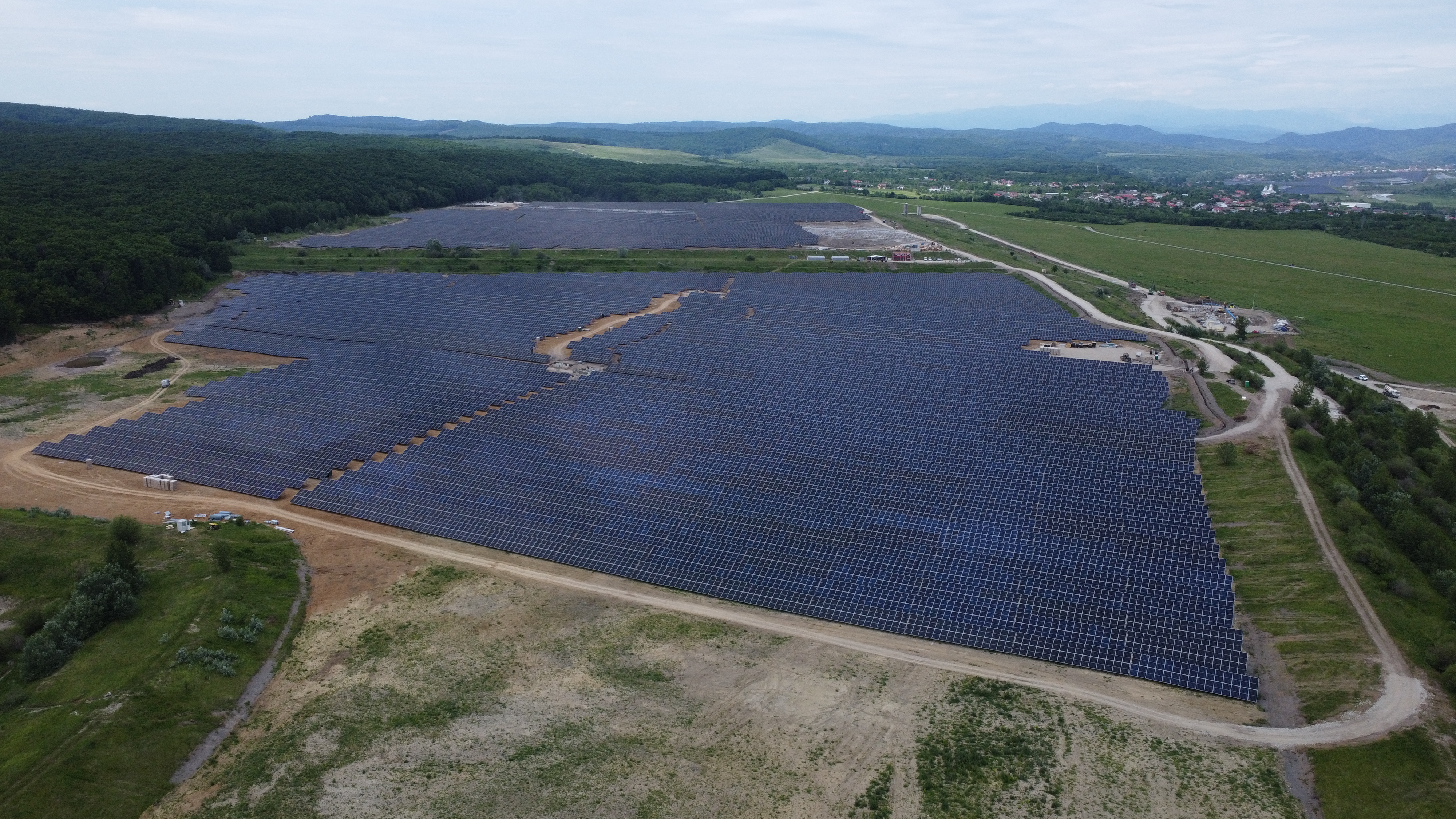 Un parc fotovoltaic de 80 MW a fost pus în funcţiune la Doiceşti-Şotânga. Investiţia face parte din proiectul energetic care va cuprinde şi prima centrală nucleară de mici dimensiuni din lume, dezvoltată de americanii de la NuScale
