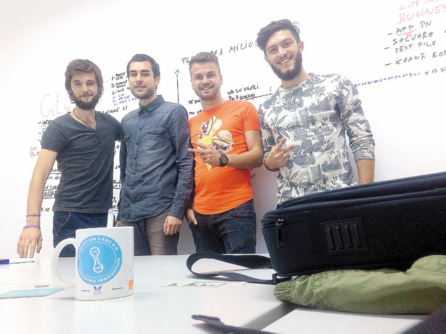 Patru studenţi din Cluj au o aplicaţie care ajută restaurantele să găsească clienţi