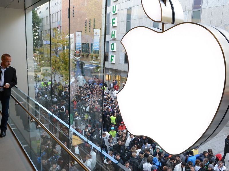 Apple are stocuri prea mari de iPhone şi ar putea reduce producţia