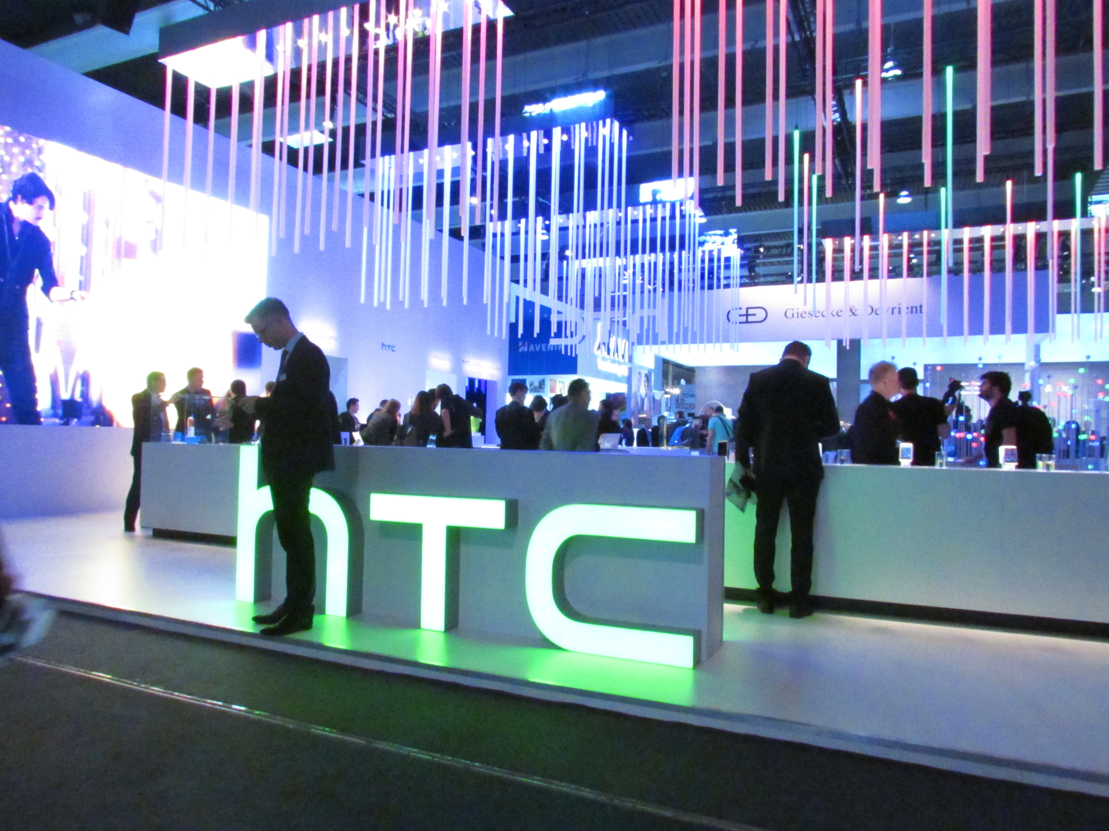 HTC rezistă cu greu competiţiei de pe piaţă: Vânzările producătorului de smartphone-uri au scăzut cu aproximativ 68% în iunie