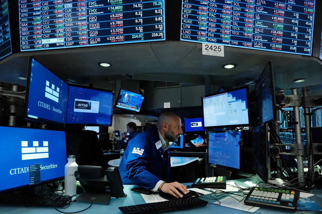 Cotidianul american Wall Street Journal: Deceniul de dominaţie tech pe Bursa de la New York se încheie. Pentru moment