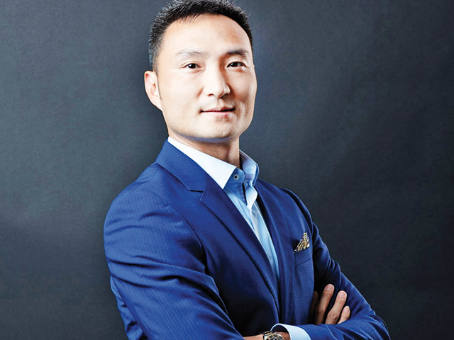 Andy Fang, şeful diviziei consumer a Huawei: Gadgeturile purtabile şi produsele audio au ajuns la o pondere de 30% din vânzări în acest an. Firma a avut în 2021 afaceri de 1,5 mld. lei în România, în scădere faţă de anul anterior