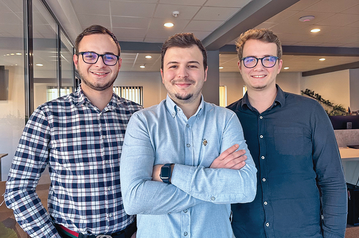 ZF IT Generation. Start-up Pitch. Alexandru Măereanu, Claudiu Bozdoghină şi Istvan Domokos, fondatori ai Papervee – ecosistem de aplicaţii pentru HR: Am lansat oficial platforma la finalul lui 2022 şi deja este folosită de peste 50 de companii. Ne aşteptăm ca anul acesta să ajungem la 4.000 de utilizatori plătitori