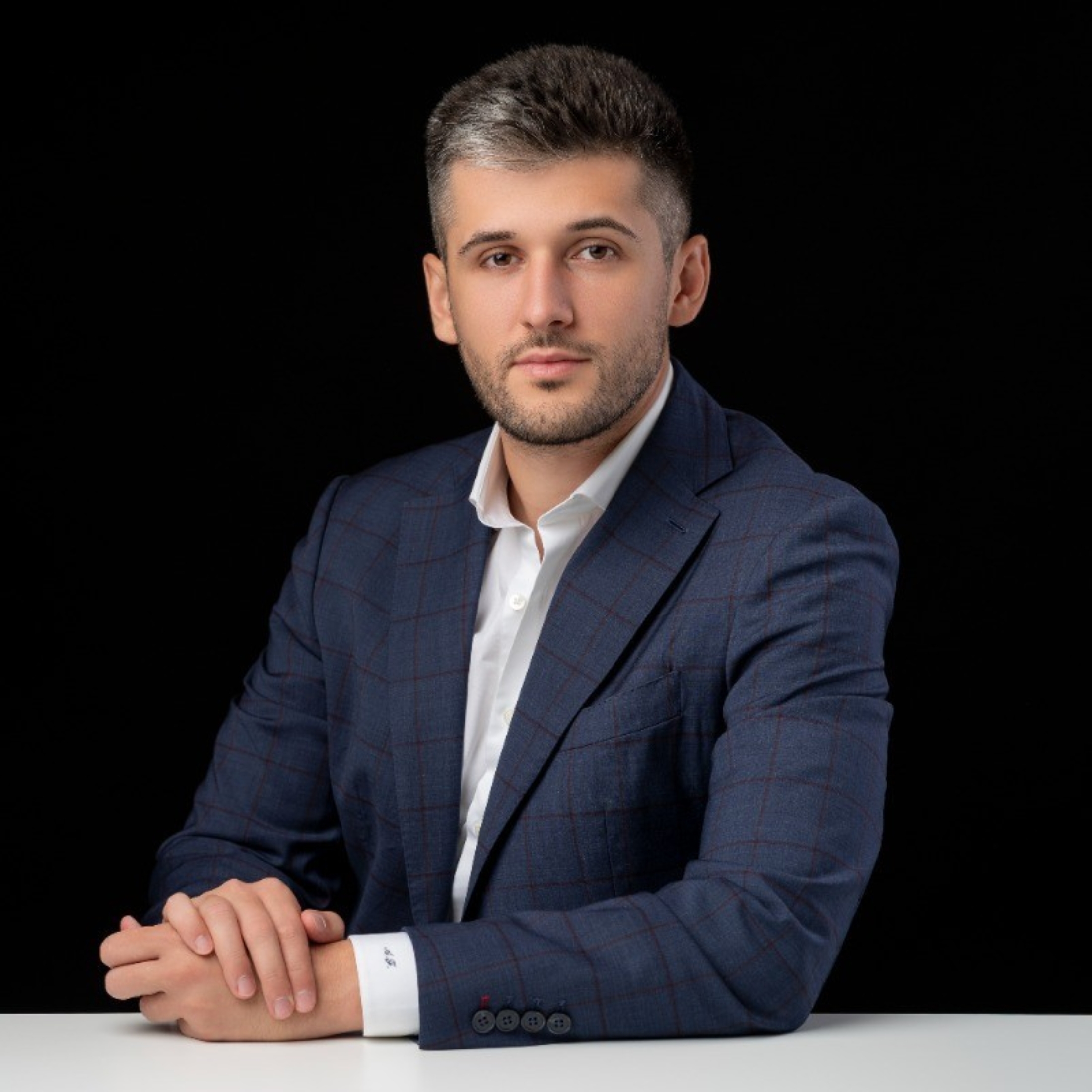 URBIO, producător local de echipamente şi dezvoltator de soluţii pentru iluminatul public, estimează că platformele care combină corpuri LED cu senzori şi sisteme de control şi management bazat pe AI pot reduce cu peste 60% costurile cu energia