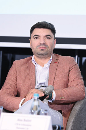 Marius Munteanu, senior director, transformation & AI enablement, Concentrix: Românii sunt încă utilizatori ocazionali de AI, iar un asistent lansat într-o piaţă nepregătită are o rată mai mare de abandon. „Nu vă aşteptaţi la miracole. Va trata poate 5% din toate volumele faţă de ce vi s-a spus că se va întâmpla“