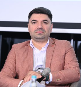 Marius Munteanu, senior director, transformation & AI enablement, Concentrix: Românii sunt încă utilizatori ocazionali de AI, iar un asistent lansat într-o piaţă nepregătită are o rată mai mare de abandon. „Nu vă aşteptaţi la miracole. Va trata poate 5% din toate volumele faţă de ce vi s-a spus că se va întâmpla“