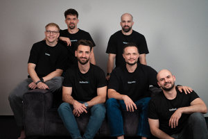 Furnizorul clujean de soluţii IT Linnify, care şi-a mutat din 2023 focusul pe agenţi AI, obţine deja circa 30% din venituri din aceste proiecte, după ce în 2025 şi-a majorat afacerile cu 30%, la 12,7 mil. lei, şi şi-a dublat profitul net. Pentru 2026 estimează venituri de circa 15,5 mil. lei