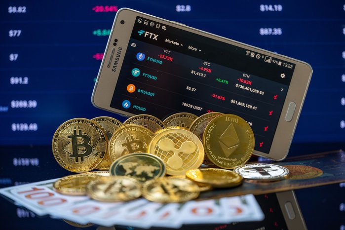 Alertă globală. Cea mai mare platformă de criptomonede, Binance, a oprit retragerile de bani după ce a fost fraudată cu 6,3 miliarde de dolari de un hacker. Un laptop al unui inginer a fost compromis