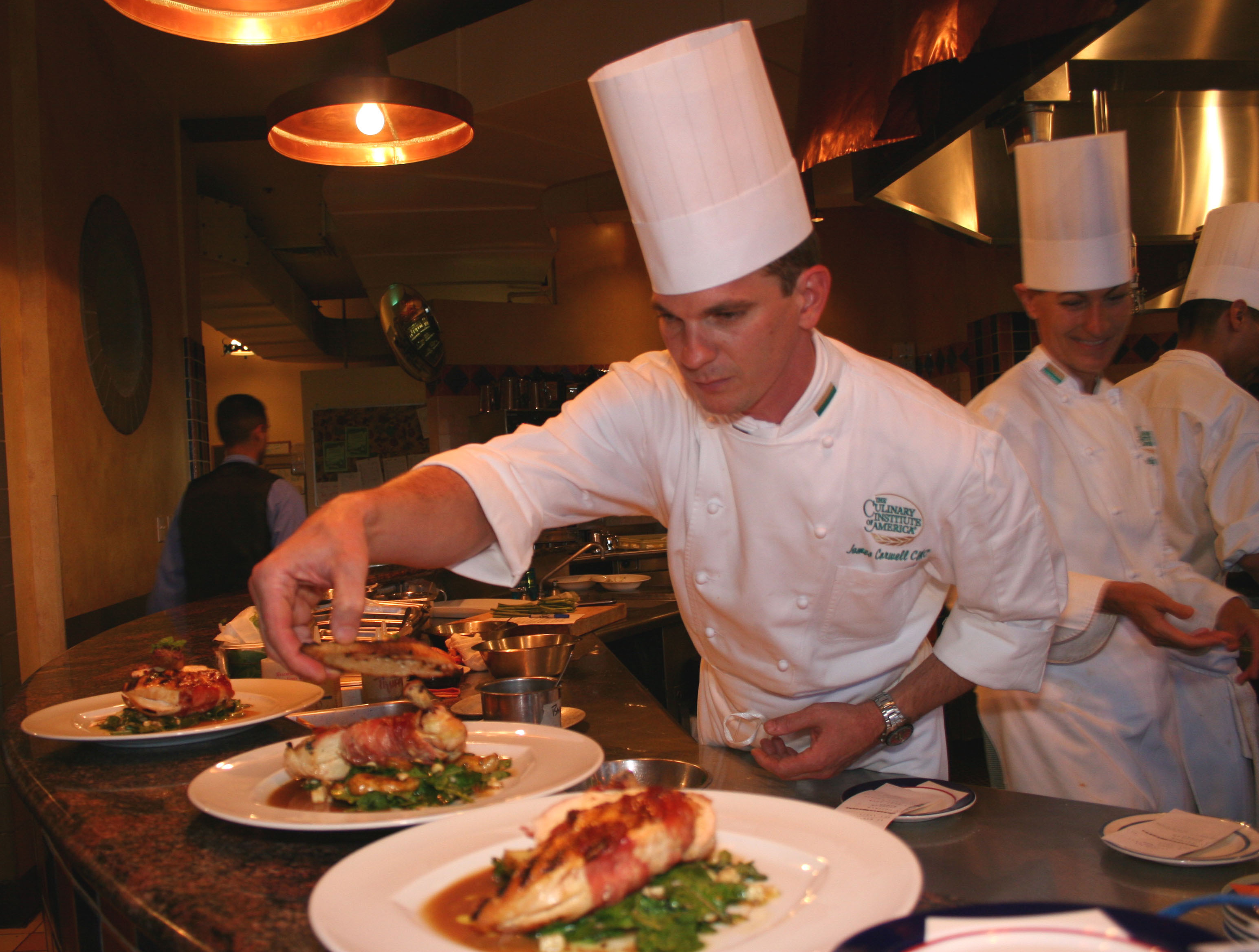 Bucătarii Internelor ar putea primi un spor de 7 la sută la salariu pentru „condiţii periculoase“ de muncă