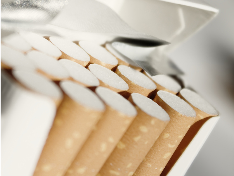 Franţa vrea să impună pachete de ţigări standard fără culori şi fără logo. Producătorii ar putea cere despăgubiri de 20 mld. €