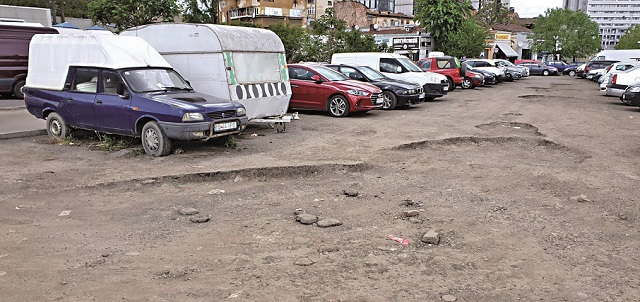 Oraşul nostru. Mizeria de la Piaţa Matache: cum arată parcarea de la Piaţa Matache, la 1 km de Piaţa Victoriei, unul dintre principalele poluri de dezvoltare din capitală
