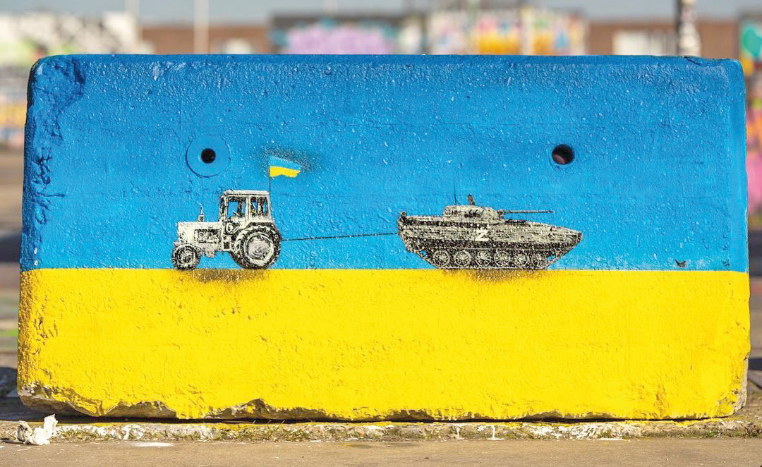 Cum a ajuns tractorul simbolul rezistenţei ucrainenilor în faţa armatei ruse invadatoare. Doar micul fermier ucrainean mai iese pe câmp cu tractorul. Agroafacerile mari, ale oligarhilor, au fugit de mult. Dar mai întâi trebuie să elibereze terenul şi ţara de tancurile ruseşti