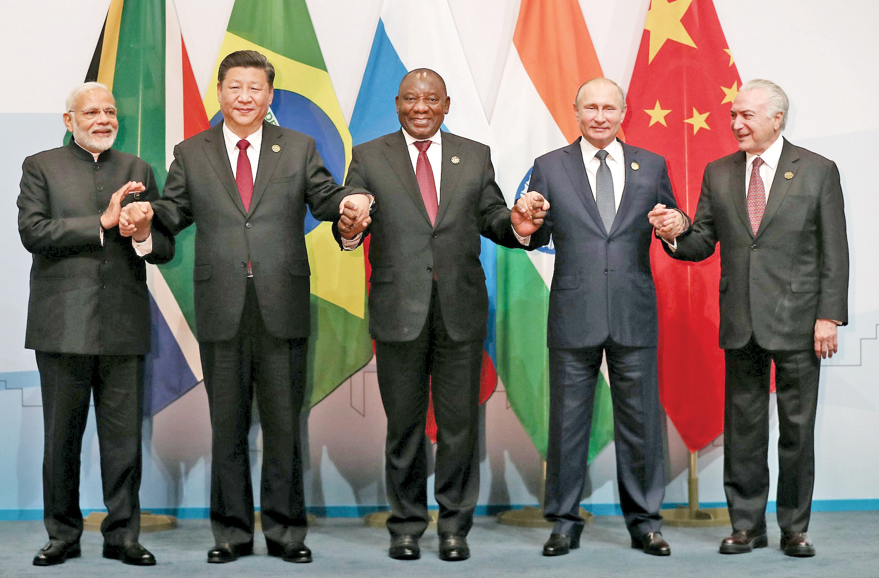 Grupul BRICS al marilor economii emergente se vrea o contragreutate reală la Occident, dolar şi instituţiile financiare vestice, dar cât de realiste sunt ambiţiile acestuia?