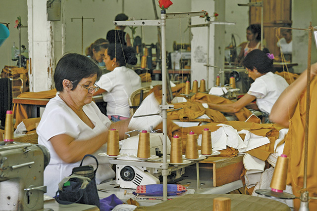 Producţia de textile, îmbrăcăminte şi încălţăminte are cele mai multe firme în insolvenţă per „capita“: patru din 100 de companii active sunt în incapacitate de plată