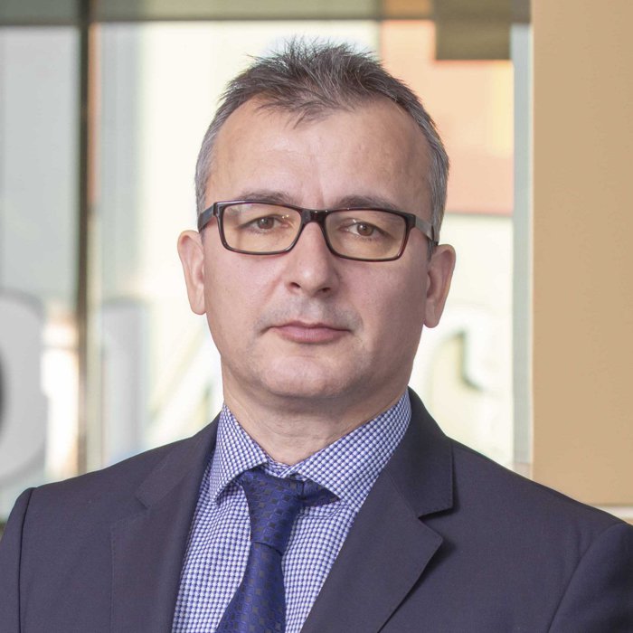 Sondaj PwC: Companiile româneşti avansează lent în implementarea tehnologiei cloud şi rămân în urma regiunii în adoptarea AI. Doar 13% au implementat instrumente AI, mai puţin de jumătate faţă de media regională
