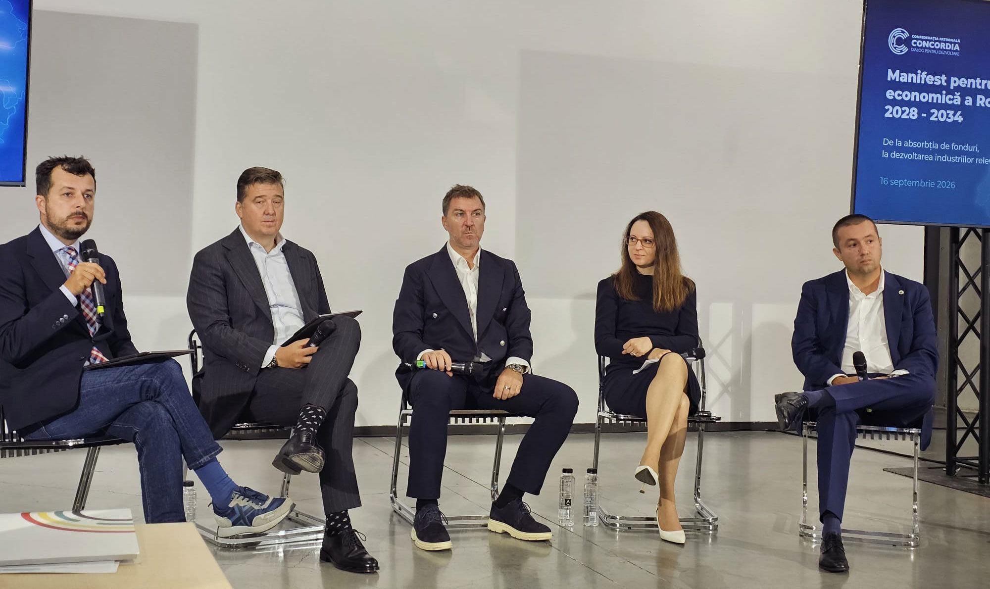 De la stânga la dreapta: Paul Aparaschivei, director executiv Concordia; Ondrej Safar, CEO Distribuţie Oltenia; Mihai Bordeanu, managing director al Dacia pentru Europa de Sud-Est şi country head pentru România; Diana Sipos, membru consiliul director, Asociaţia Patronală a Industriei de Software şi Servicii (ANIS); Alexander Degianski, preşedintele Clubului Fermierilor Români (CFRO).