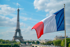 Franţa este prinsă într-un vârtej de crize: Oriunde priveşti, viitorul pare sumbru şi ameninţător, iar guvernul de la Paris nu are soluţii