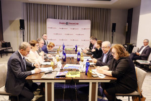  Capitalul străin nu are răbdare. Investiţiile străine au nevoie de încredere, iar încrederea are nevoie de predictibilitate. Dacă nu te mişti suficient de repede, vine altcineva şi investeşte în locul tău