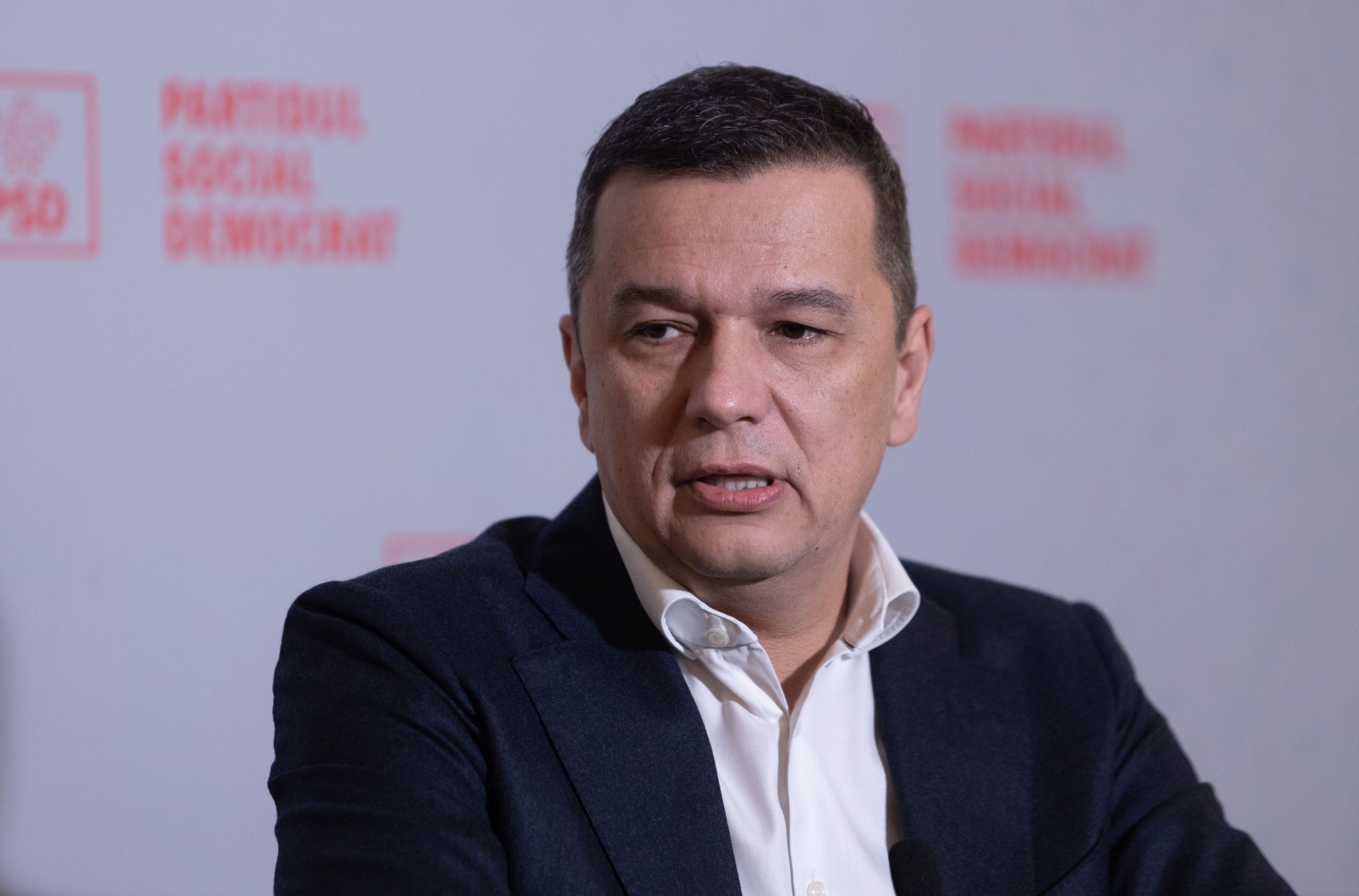 Oficial. PSD intră la guvernare alături de premierul desemnat Luca Niculescu. Social-democraţii vor avea 11 ministere, inclusiv cele ale Dezvoltării, Sănătăţii, Transporturilor şi Agriculturii. „PSD a decis să fie parte a soluţiei pentru ieşirea din acest blocaj”