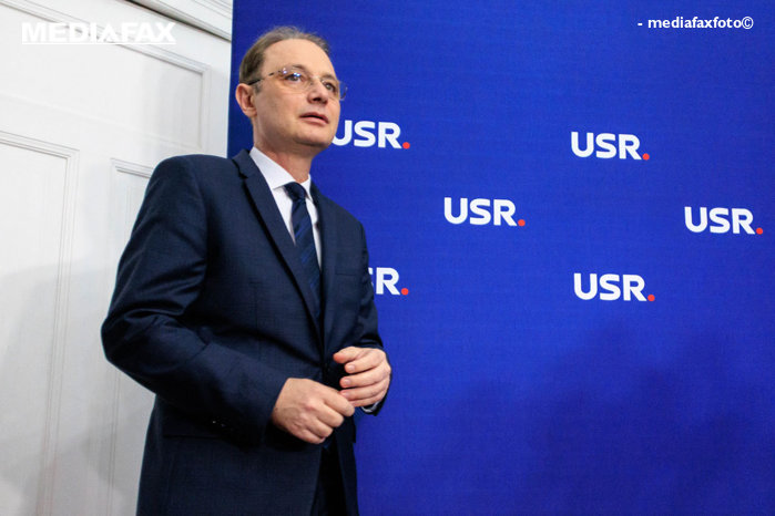 Guvernul Niculescu vine astăzi în faţa Parlamentului pentru votul de învestitură. Pentru a trece la vot, are nevoie de 233 de voturi (majoritatea de 50% plus unu din cei 467 de parlamentari). Pe hârtie are 253 de voturi