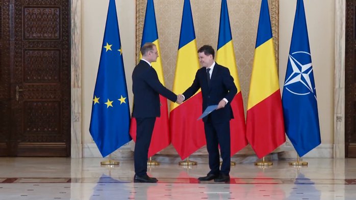 Luca Niculescu a devenit oficial noul premier al României, după ce a depus jurământul la Palatul Cotroceni. „Toţi cei de aici suntem animaţi de dorinţa de a face bine, dorinţa de a arăta că România poate. Rezultatul îl aveţi în faţa dumneavoastră. Este un