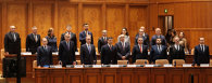 Guvernul Luca Niculescu a fost învestit de Parlament cu 280 de voturi „pentru” mai multe decât îi erau necesare - 233. De azi însă, guvernul minoritar al PSD va coborî la 126 de voturi de susţinere parlamentară, câte mandate au social-democraţii