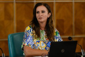 Cine este Natalia-Elena Intotero, noul ministru al mediului, apelor şi pădurilor, fost ministru al culturii, tineretului şi Egalităţii de şanse şi ministrul pentru românii de pretutindeni
