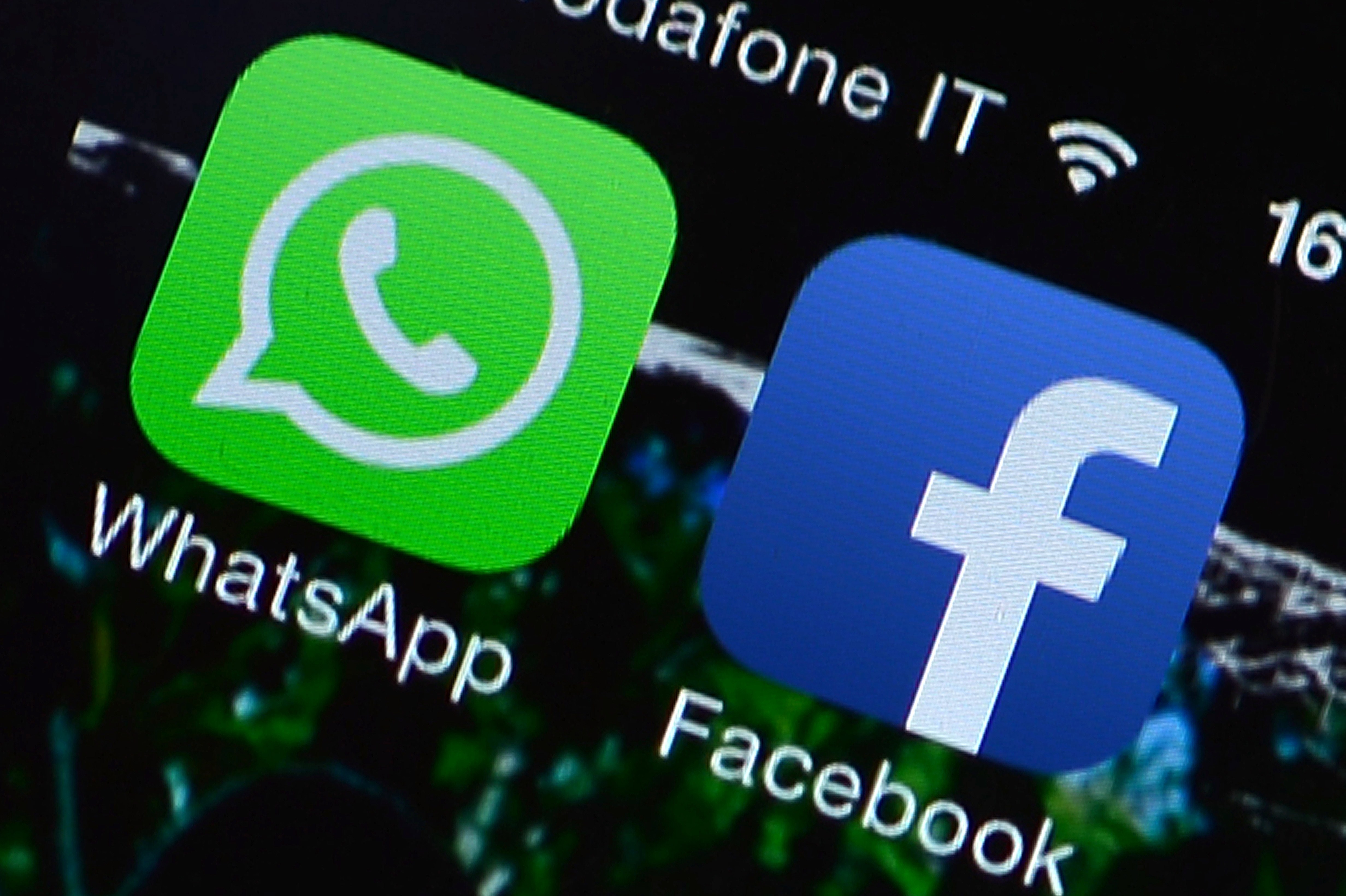 UE a aprobat vineri achiziţionarea WhatsApp de către Facebook